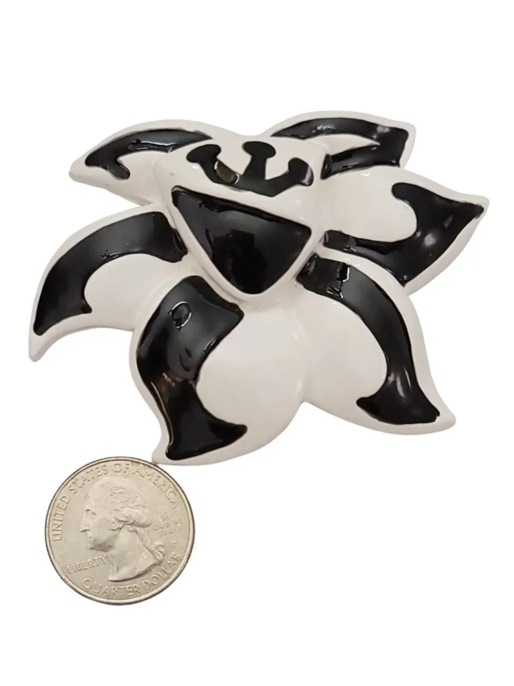 Signed D.L. Black White Modernist Molded Flower Brooch Pin K631